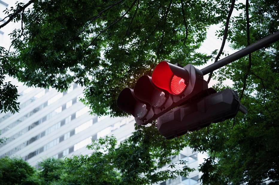 ley de transito semaforo en rojo