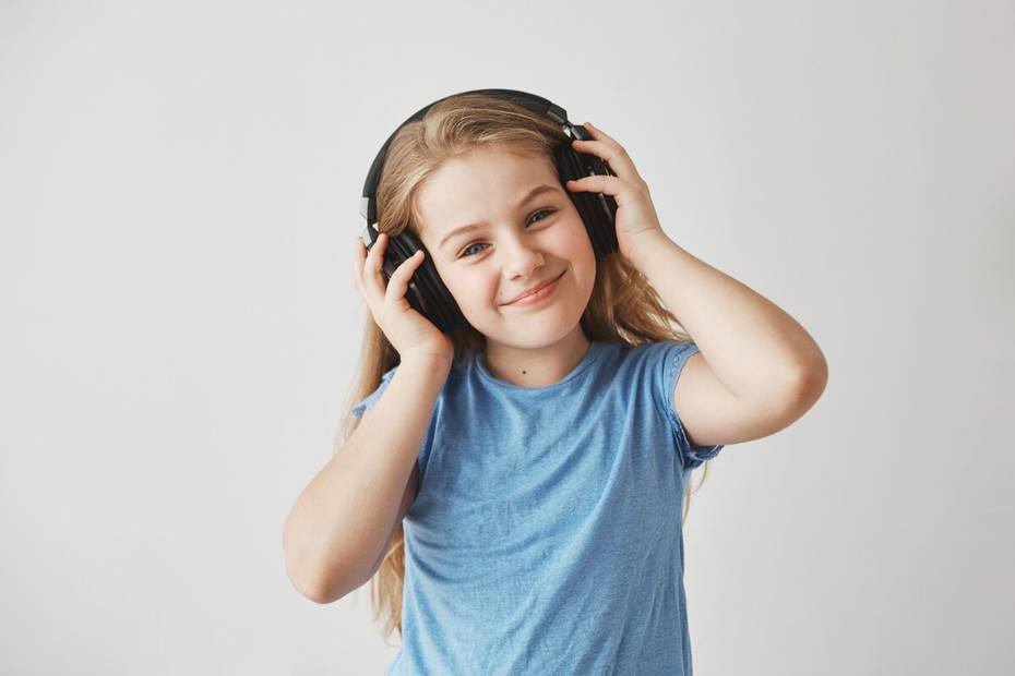 niño escuchando musica